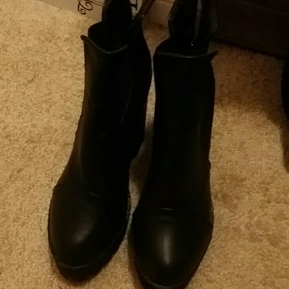 Black heel boots